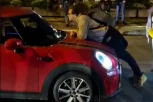 NOVI INCIDENT DEMONSTRANATA: Besno blokiraju prolaz građanima, bacaju se na automobil! (VIDEO)