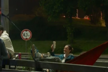 MALI BROJ PROTESTANATA BLOKIRAO MEĐUNARODNI AUTO-PUT: Opozicioni hejteri nastavljaju da maltretiraju Beograđane (FOTO)