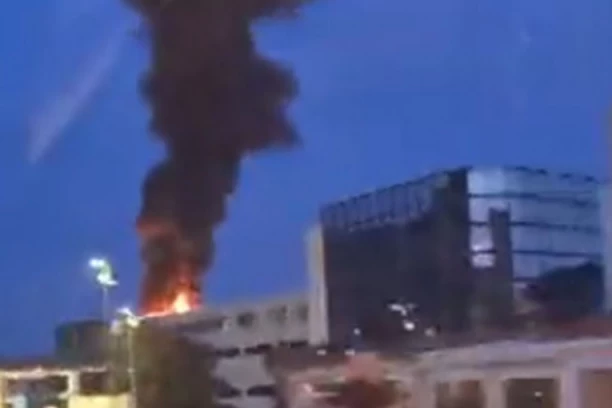 UŽAS U POZNATOM RESTORANU! CRNI DIM KULJA! Raketa sa svadbe izazvala požar (VIDEO)