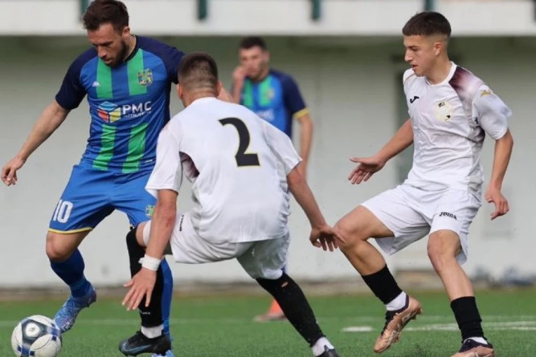 NADA I DALJE POSTOJI: Zemunci se provukli na Carevoj ćupriji! (FOTO GALERIJA)