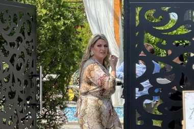 DŽEJOVA ANDRIJANA DOČEKUJE GOSTE NA MARIJINOJ SVADBI: Uzbuđena sam! (VIDEO)