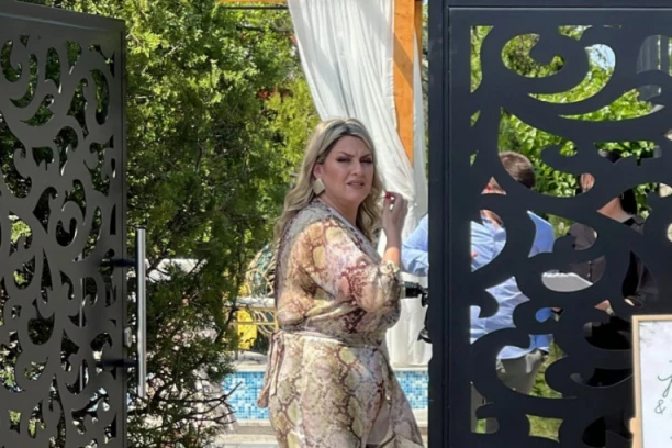 DŽEJOVA ANDRIJANA DOČEKUJE GOSTE NA MARIJINOJ SVADBI: Uzbuđena sam! (VIDEO)