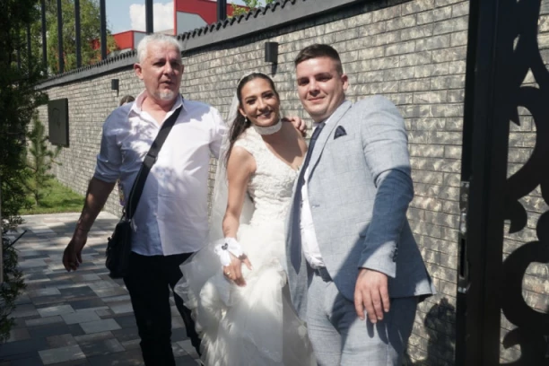 MLADOŽENJIN OTAC NE PRESTAJE DA GRLI I LJUBI MARIJU: Najbolja je! (FOTO)