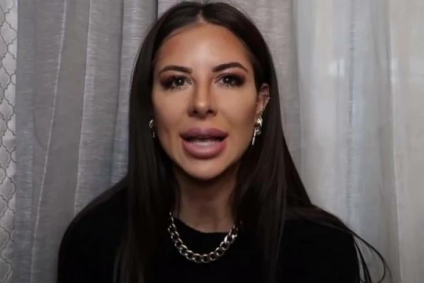 OSVANULA POR*O SLIKA ZORANNAH! Blogerka kao od majke rođena mazi GOLE SILIKONE, svi je osudili: Spremna za OnlyFans! (FOTO)