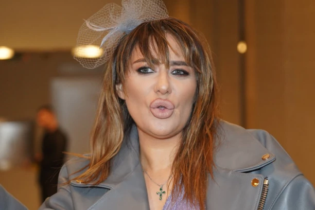 OVO SU SVI SKANDALI ANE NIKOLIĆ! Pevačica VAN KONTROLE: Noge prala VOTKOM, Rasti grebala auto, pa se VALJALA po ulici