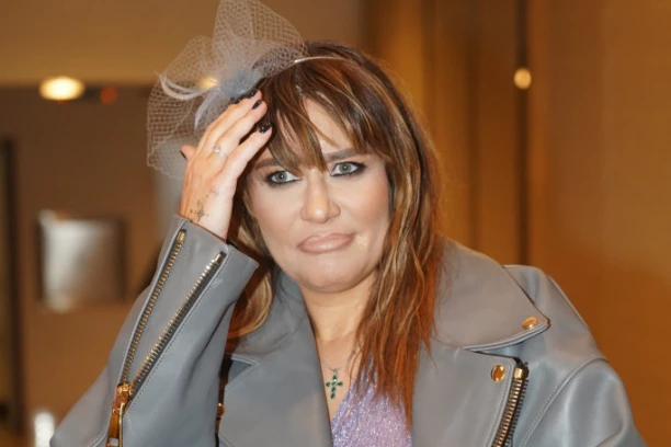 ISPLIVAO ŠOK SNIMAK ANE NIKOLIĆ! Skandalozno ponašanje pevačice, tetura se po bini i urliče iz sveg glasa - zbog OVOGA je ispalila Lukasa! (VIDEO)