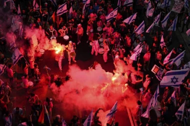 GORI IZRAEL, NA SVAKOM TRANSPARENTU NETANIJAHUOV LIK! Hiljade demonstranata izašlo na proteste zbog reforme pravosuđa, traže samo JEDNO (FOTO)