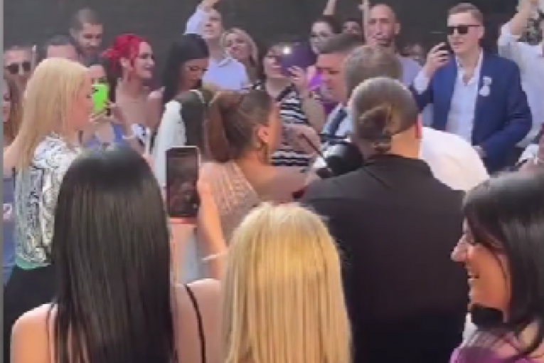 Džejev kum Rule i Mina izvode "Slaviju"