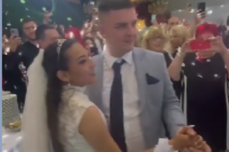 Mladenci plešu dok Adil peva