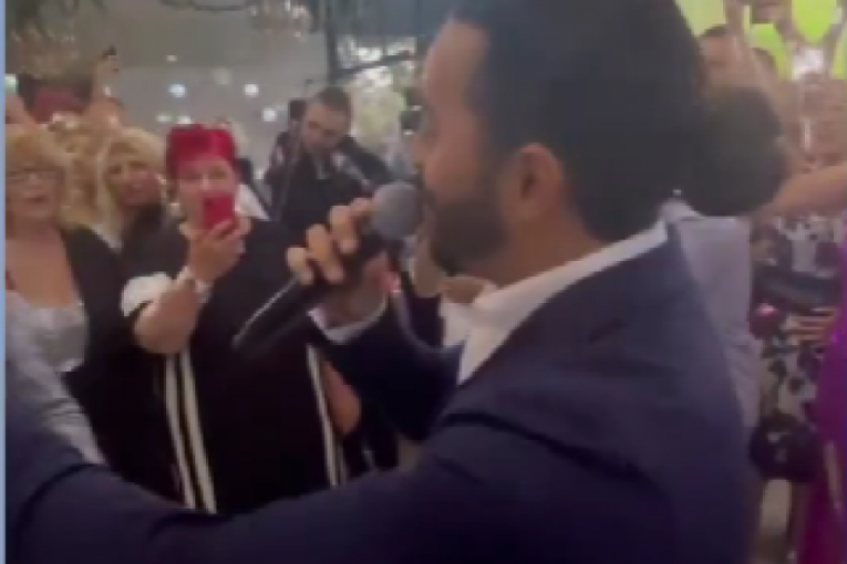 Adil peva "Što to bješe ljubav"