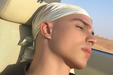 SKINUO SE VOJAŽ: Vrelom fotkom iz hotela napravio HAOS, ovako ZAVODI mladu pevačicu? (FOTO)