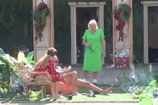 ZBOG SUKOBA ĆE OSTATI BEZ NOVCA: Ana i Zorica krše pravila Velikog šefa i RATUJU u dvorištu! Konačno pukao SAVEZ! (VIDEO)