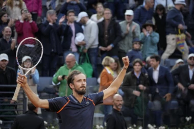 RUS POKVARIO NOVAKOV ROĐENDAN! Medvedev osvojio TITULU i GURNUO Đokovića na 3. mesto!
