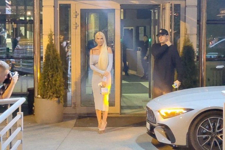 Jelena Karleuša ispred zgrade televizije Pink