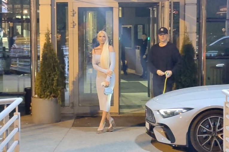 Jelena Karleuša ispred zgrade televizije Pink