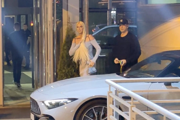 POSLE PET GODINA NA PINKU: Karleuša izletela kao furija iz kola i odmah uletela u zgradu televizije! (FOTO)