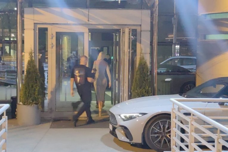 Jelena Karleuša ispred zgrade televizije Pink