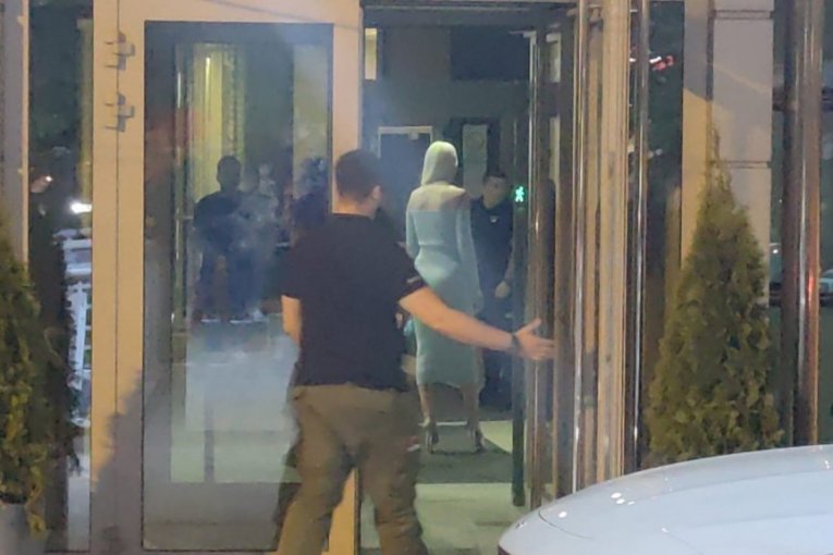 Jelena Karleuša ispred zgrade televizije Pink