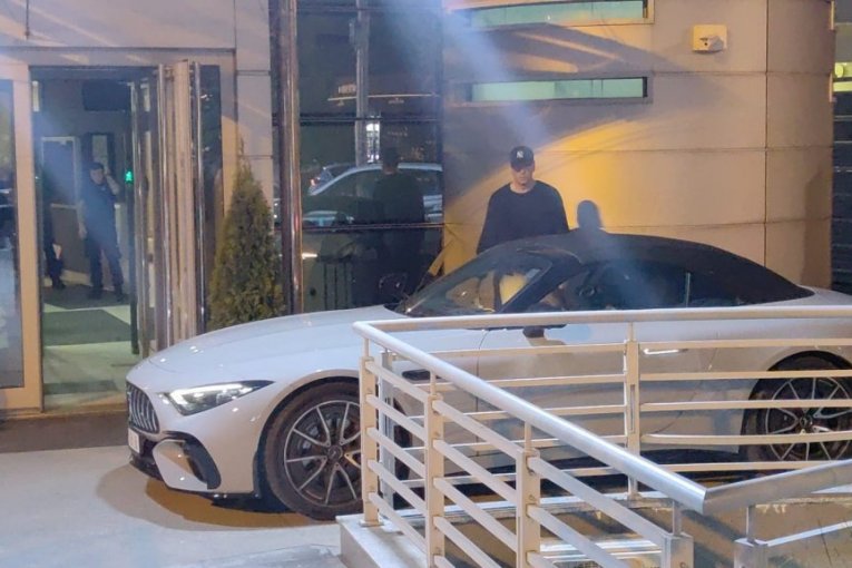 Jelena Karleuša ispred zgrade televizije Pink