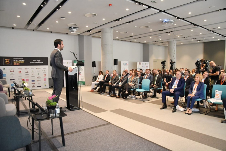 Tomislav Momirović za govornicom