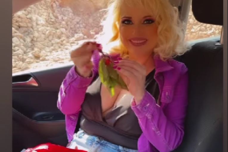 Maja Nikolić stavila trešnje na bujne grudi