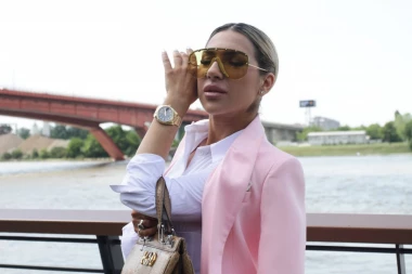 BEZ IKONE I TELEFONA NE IDE NIGDE: Jovana Jeremić otvorila vrata svog novog stana, pa pokazala ko je tamo čeka!