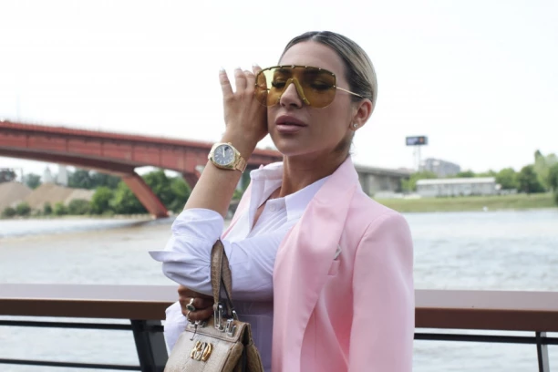 JOVANA JEREMIĆ ZAVRTELA KUKOVIMA, PA NAPRAVILA ŠPAGU! Voditeljka spremila SPEKTAKL za premijeru svog prvenca! (VIDEO)