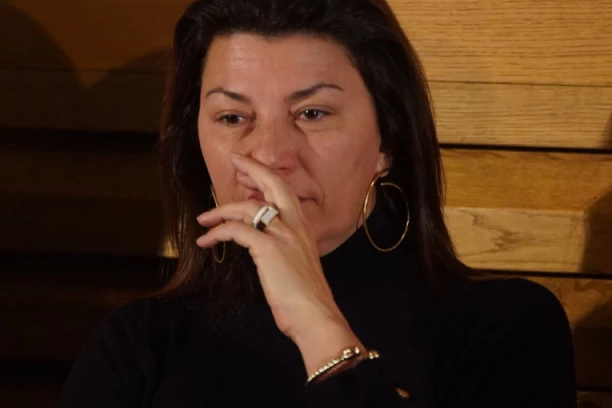 HITNA POMOĆ OPKOLILA POVREĐENU GLUMICU: Osvanula prva fotografija Milene Vasić u gipsu!