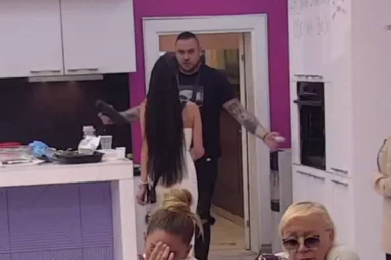 Car spominje Maji pokojnog dedu