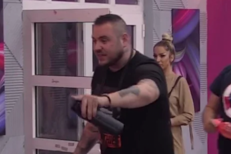 Car spominje Maji pokojnog dedu