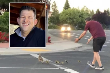 AMERIKANAC POGINUO DOK JE PAČIĆIMA POMAGAO DA PREĐU PUT: Sažalio se i izašao na ulicu, svi mu aplaudirali a onda je usledio UŽAS (VIDEO)