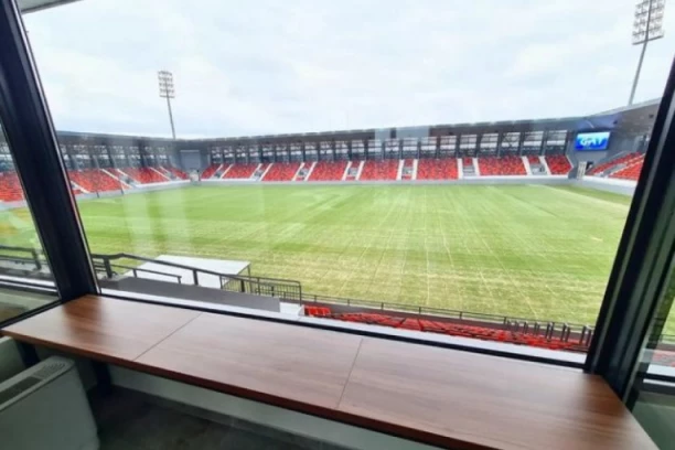 ODLUKA KOJA SE SA NESTRPLJENJEM IŠČEKIVALA: Nakon prvenstvene prvemijere, na novoj sportskoj lepotici sledi i fudbalski spektakl - Leskovac će ugostiti crno i crveno-bele!