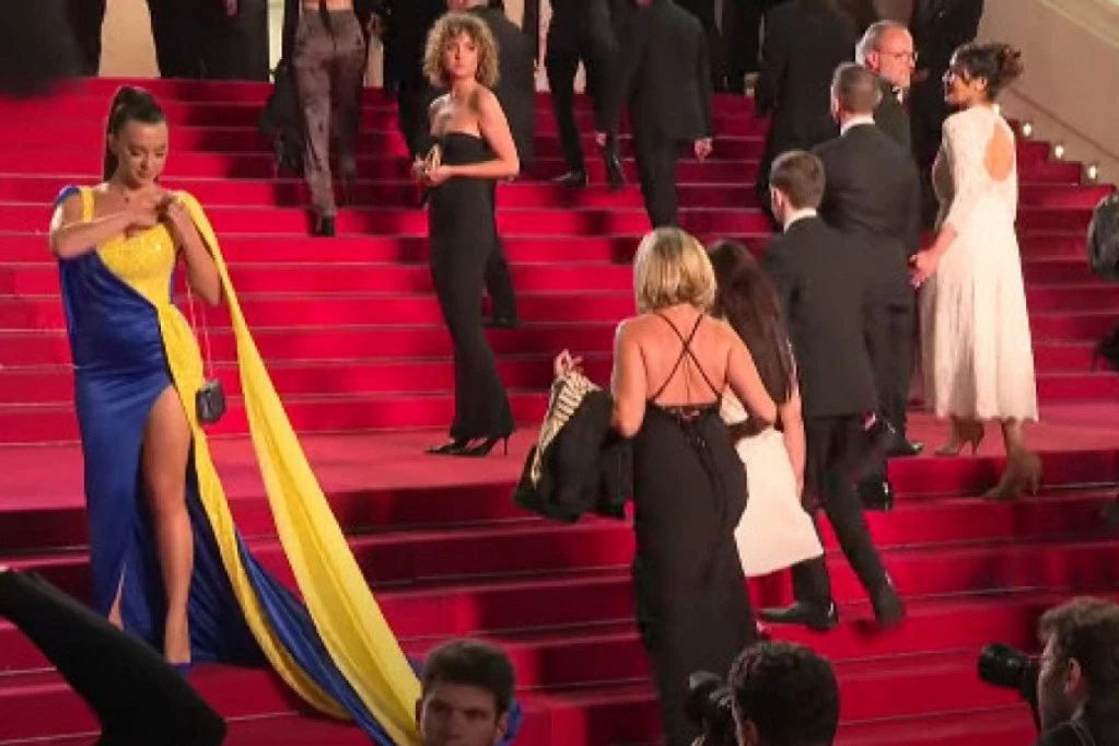 MEGASKANDAL! PROLIVENA "KRV" NA KANSKOM FESTIVALU: Odmah potom na crveni tepih ušetala glumica potpuno golih grudi, a nisu izostale ni obnažene zadnjice! (FOTO/VIDEO)