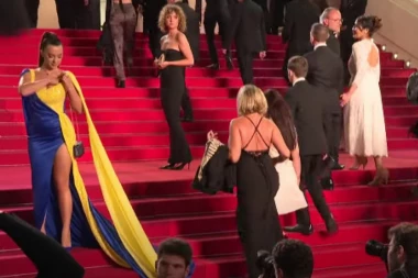 MEGASKANDAL! PROLIVENA "KRV" NA KANSKOM FESTIVALU: Odmah potom na crveni tepih ušetala glumica potpuno golih grudi, a nisu izostale ni obnažene zadnjice! (FOTO/VIDEO)