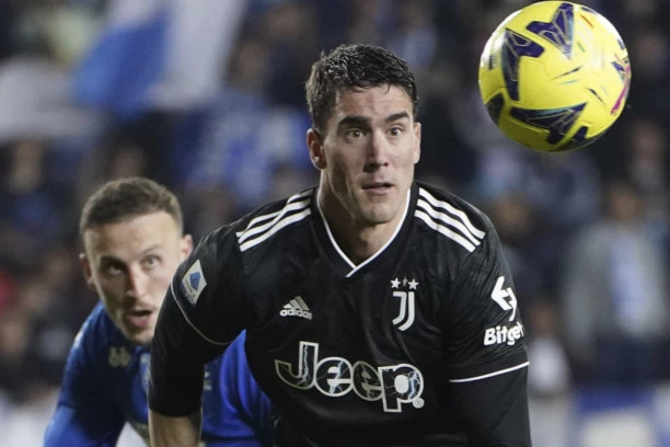 VREDIŠ 80 MILIONA?! Vlahović na udaru ŽESTOKE PROVOKACIJE nasred terena u Toskani - kamere sve uhvatile! (VIDEO)