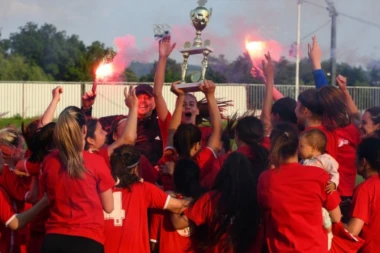 ŠUMADIJA IMA ČIME DA SE PONOSI: Uspešan vikend kragujevačkog fudbala - nakon boda koji su otkinuli Crvenoj zvezdi, šampionski pehar stigao na "Čika Daču"! (VIDEO)