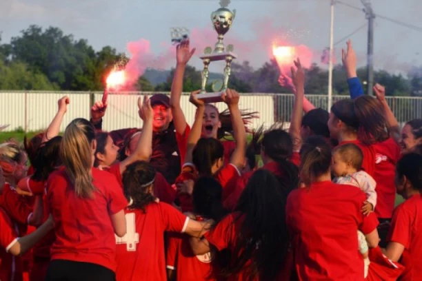 ŠUMADIJA IMA ČIME DA SE PONOSI: Uspešan vikend kragujevačkog fudbala - nakon boda koji su otkinuli Crvenoj zvezdi, šampionski pehar stigao na "Čika Daču"! (VIDEO)