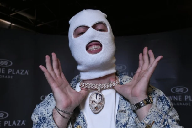 DEVITU SKINULI MASKU, ON POBEGAO GLAVOM BEZ OBZIRA: Haos na nastupu, obezbeđenje momentalno reagovalo! (VIDEO)