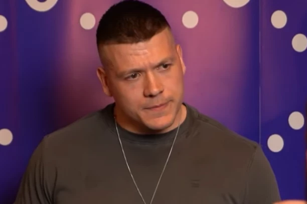 DEVOJKA POKUŠALA DA GA POLJUBI NA NASTUPU: Sloba Radanović doživeo NEPRIJATNOST, spopala ga, pa ga GAĐALA ČIZMOM!