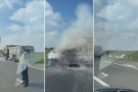 ZAPALIO SE KOMBI NA AUTO-PUTU: Vozilo potpuno uništeno, vatrogasci na terenu (VIDEO)