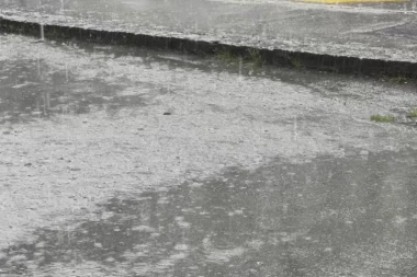 NEVREME ZAHVATILO BEOGRAD: Pljusak se sručio na prestonicu!