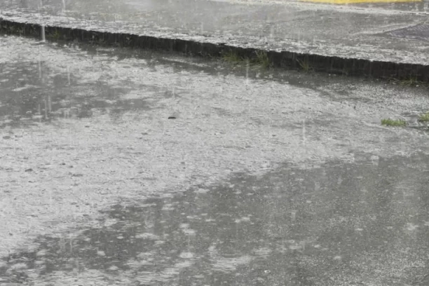 NEVREME ZAHVATILO BEOGRAD: Pljusak se sručio na prestonicu!