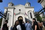 VELIKI BROJ VERNIKA ISPRED HRAMA VAZNESENJA: Iščekuju mošti Svetog Nikolaja, patrijarh služi moleban