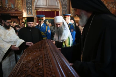 PATRIJARH PORFIRIJE SLUŽI MOLEBAN: Mošti Svetog Nikolaja stigle u Vaznesenjsku crkvu u Beogradu