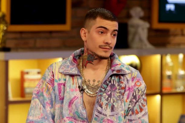 MILI POKAZAO KAKO ŠAMARA DEVOJKU PO ZADNJICI: Reper odlučio da "edukuje" fanove, smatra da je u ovome stručnjak!