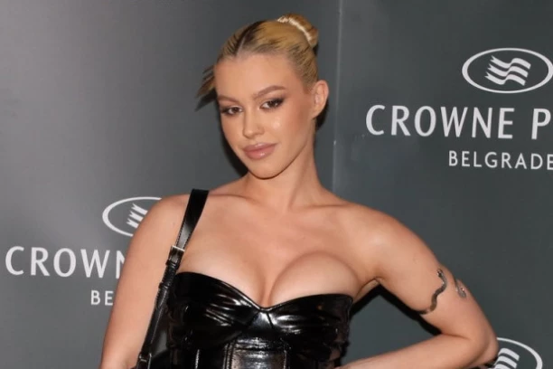 ZOVU JE KOPIJOM TEODORE DŽEHVEROVIĆ: Ema Radujko se skida na mrežama, a sada otkrila sve o AFERI sa Vojažom! (VIDEO)