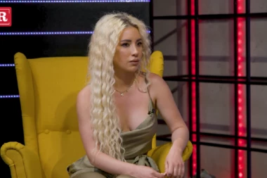 NAKON PLJAČKE PROMENILA LIČNI OPIS: Pevačica na nastupu u tigrastoj haljini zamešala kukovima - NIKO NE MOŽE DA JOJ ODOLI!