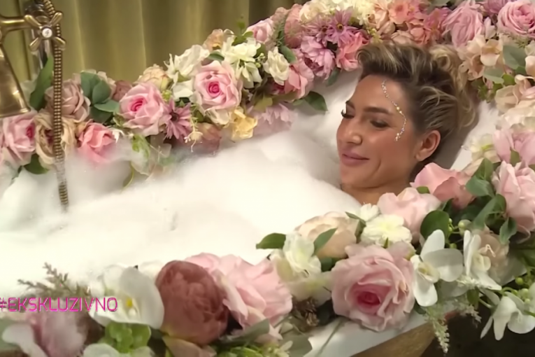 Jovana Jeremić se u emisiji gola kupa u kadi