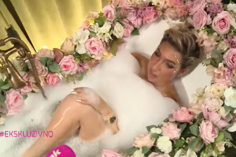 Jovana Jeremić se u emisiji gola kupa u kadi