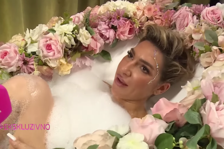 Jovana Jeremić se u emisiji gola kupa u kadi